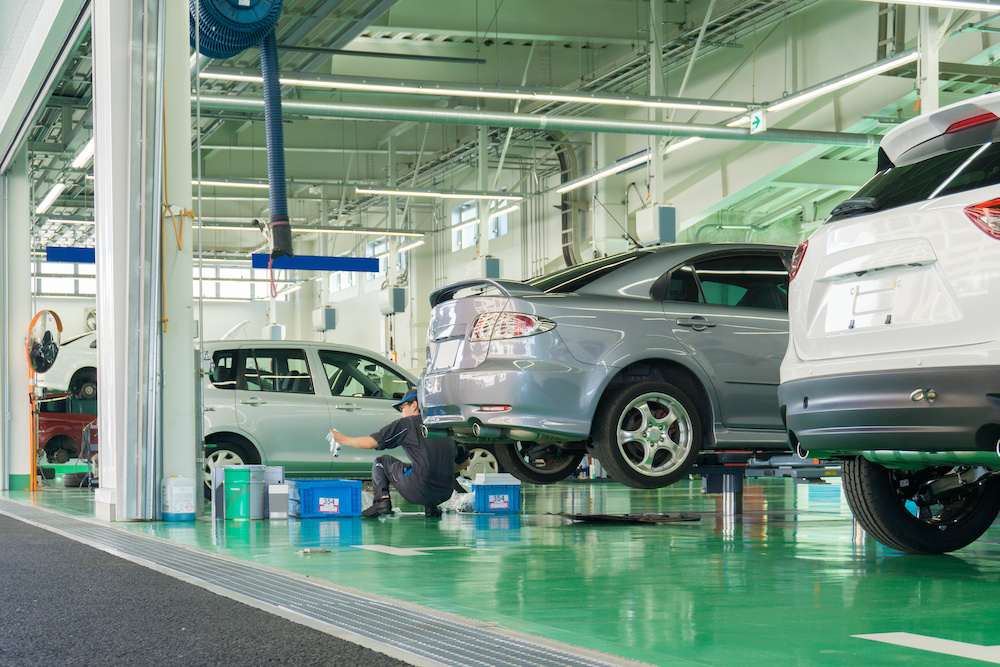 自動車整備工場の風景