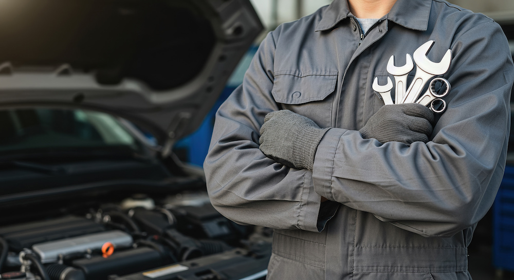 工具を持つ自動車整備士