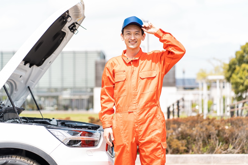 つなぎの作業着をきる男性