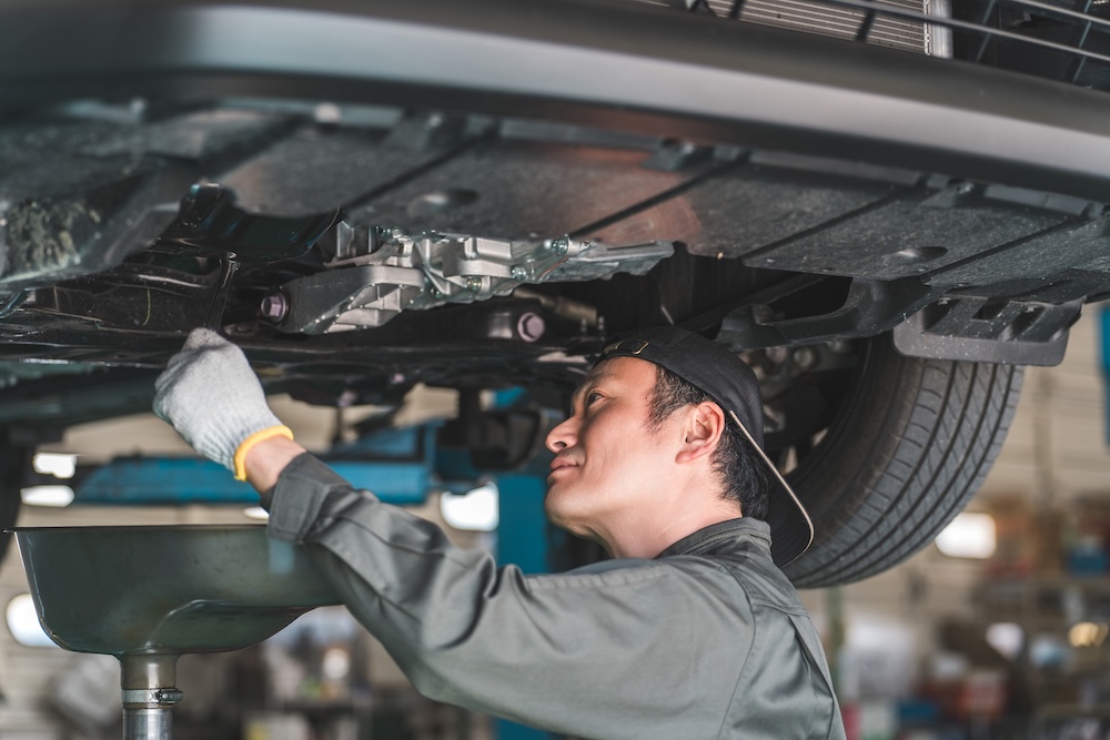 男性の自動車整備士